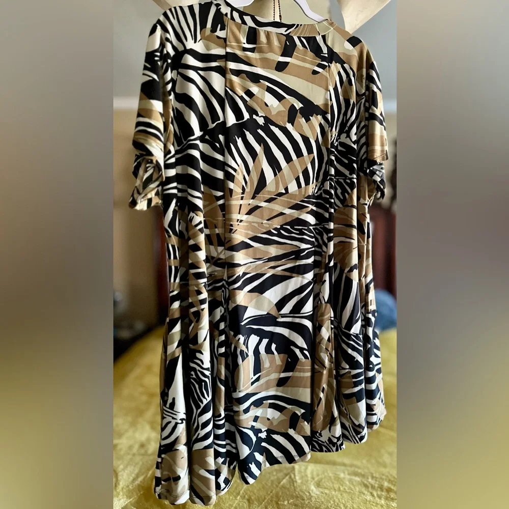 Short Sleeve Animal Print Top - Picture 4 of 4